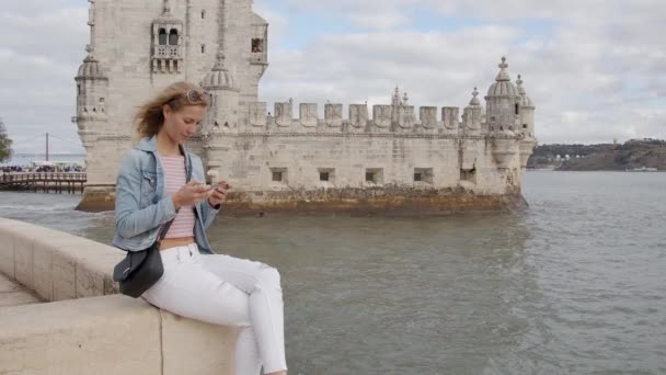 Belem Tower Στη Λισαβόνα Είναι Διάσημο Ορόσημο Στην Πόλη Εναέρια — Αρχείο Βίντεο