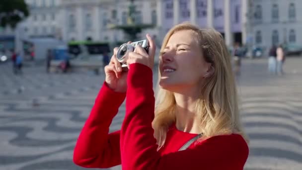 Menina Atraente Tirar Fotos Bairro Histórico Lisboa Lisboa Portugal Outubro — Vídeo de Stock