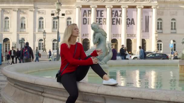 Prachtige Vrouw Lissabon Alfama Een Zonnige Dag Lissabon Portugal Oktober — Stockvideo