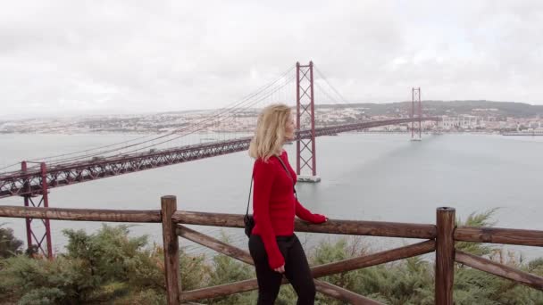 Perempuan Cantik Lisbon Alfama Pada Hari Yang Cerah Lisbon Portugal — Stok Video