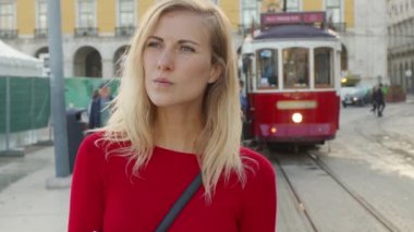 Lizbon Alfama 'da güneşli bir günde yürüyen güzel bir kadın - Lizbon, Portekiz - 15 Ekim 2019