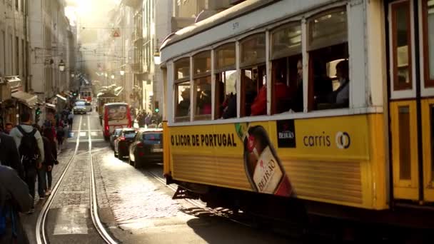 Denní Záběr Slavné Tramvaje Lisabonu Lisabon Portugalsko Října 2019 — Stock video