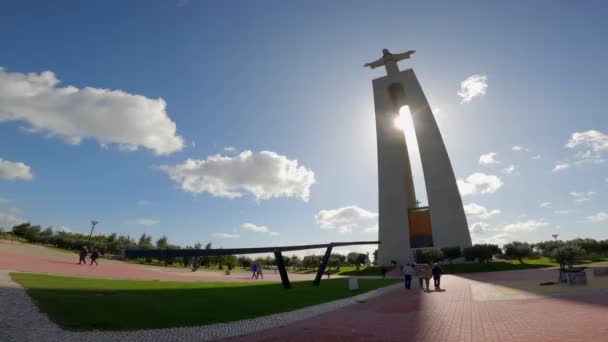 リスボンの有名なキリスト像アルマダはクリスト レイと呼ばれています リスボン ポルトガル 2019年10月15日 — ストック動画