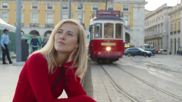 Mulher Bonita Caminhando Lisboa Alfama Dia Ensolarado Lisboa Portugal Outubro — Vídeo de Stock