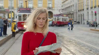 Lizbon, Portekiz 'in tarihi şehrinde yol arayan çekici kadın 15 Ekim 2019