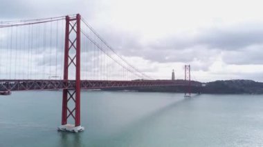 Lizbon 'daki Tejo Nehri üzerindeki Rio Ta Köprüsü' nün gündüz görüntüleri - Lizbon, Portekiz - 5 Kasım 2019