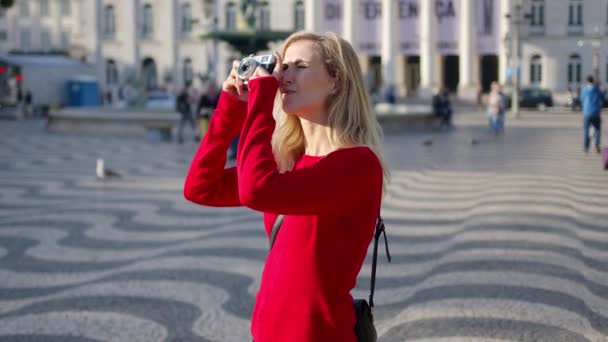 Atractiva Chica Tomando Fotos Distrito Histórico Lisboa Lisboa Portugal Octubre — Vídeos de Stock