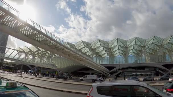 Beroemd treinstation Oriente in Lissabon - stad Lissabon, Portugal - 5 november 2019 — Stockvideo