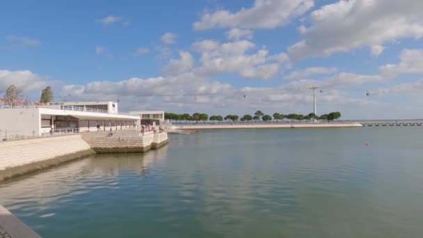 Parque de las Naciones en el distrito de Expo en Lisboa - CIUDAD DE LISBOA, PORTUGAL - 5 DE NOVIEMBRE DE 2019 — Vídeo de stock