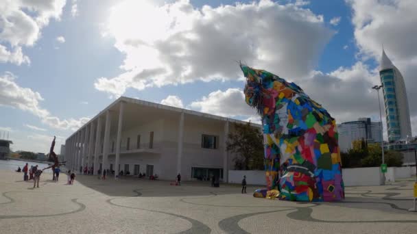 Escultura artística en el Parque de las Naciones de Lisboa - CIUDAD DE LISBOA, PORTUGAL - 5 DE NOVIEMBRE DE 2019 — Vídeo de stock