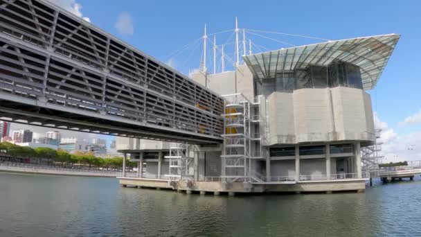 Aquarium van Lissabon genaamd Oceanario de Lisboa in het park van de Naties - Stad Lissabon, Portugal - 5 november 2019 — Stockvideo