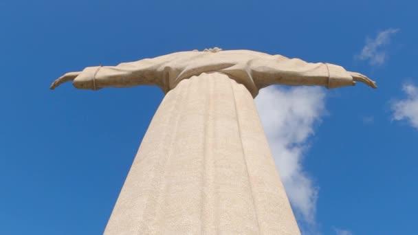 Κοντινό Πλάνο Του Αγάλματος Του Χριστού Στο Λόφο Της Λισαβόνας — Αρχείο Βίντεο
