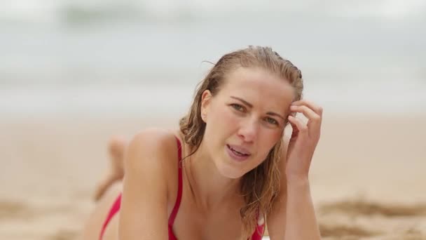 Sexy Mädchen Posiert Für Die Kamera Glückliches Mädchen Sommerurlaub Strand — Stockvideo