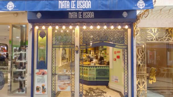 Célèbre boulangerie à Lisbonne appelée Nata de Lisboa - VILLE DE LISBONNE, PORTUGAL - 5 NOVEMBRE 2019 — Video