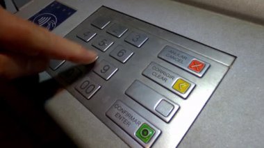 ATM 'ye şifre giriliyor