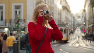 Lizbon, Portekiz 'e seyahat ederken fotoğraf çeken güzel kız 15 Ekim 2019
