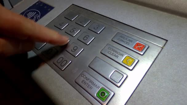 Введення контактного коду на банкомат Atm — стокове відео