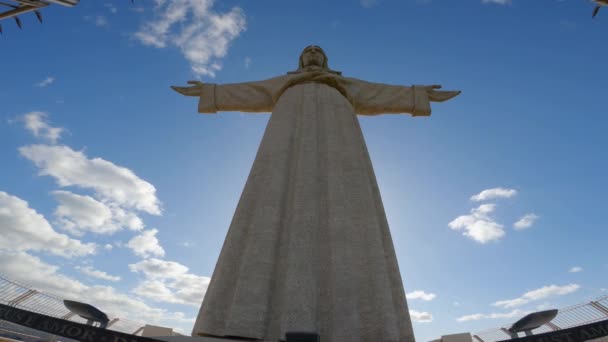 在里斯本Almada山上的基督塑像的特写镜头叫做Cristo Rei旅行摄影 — 图库视频影像