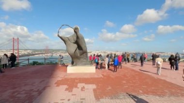 Lizbon sokaklarının fotoğraflarını çeken turistlerin gündüz çekimleri.. 