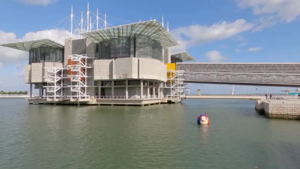 Лиссабонский аквариум назвали Oceanario de Lisboa в парке Наций - CITY OF LISBON, PORTGAL - 5 ноября 2019 года — стоковое видео