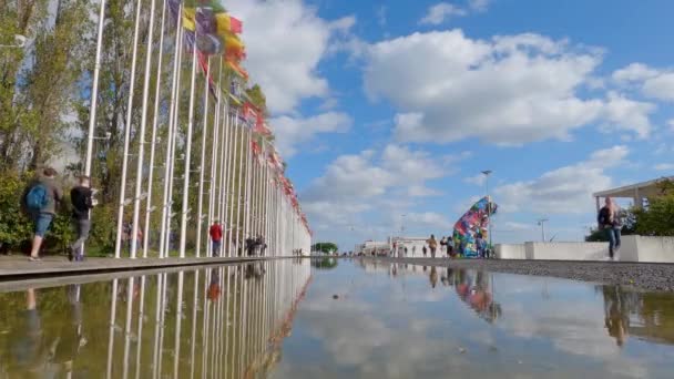 Флаги в парке Наций в Лиссабоне - ГОРОД ЛИСБОН, ПОРТУГАЛЬ - 5 ноября 2019 года — стоковое видео