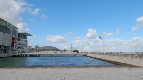 Parque de las Naciones en el distrito de Expo en Lisboa - CIUDAD DE LISBOA, PORTUGAL - 5 DE NOVIEMBRE DE 2019 — Vídeo de stock