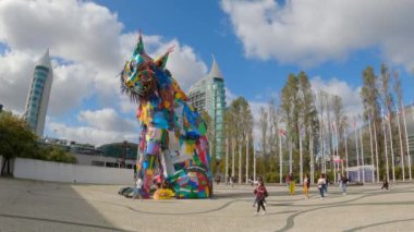 Lizbon 'daki Milletler Parkı' ndaki plastik çöp kutularından yapılmış bir kedinin sanat eseri - Lizbon Şehri, Portekiz - 5 Kasım 2019