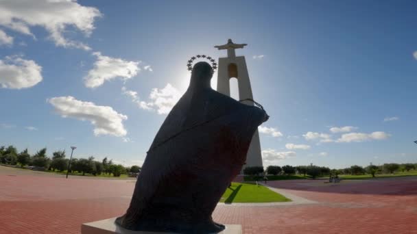リスボンの丘の上にキリスト像を見下ろすパノラマの空中ビューアルマダはクリスト レイと呼ばれる — ストック動画