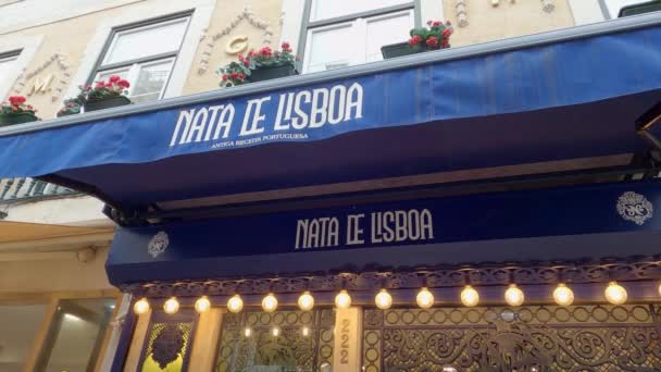 Padaria famosa em Lisboa chamada Nata de Lisboa - CIDADE DE LISBOA, PORTUGAL - NOVEMBRO 5, 2019 — Vídeo de Stock