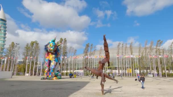 Escultura de arte no Parque das Nações em Lisboa - CIDADE DE LISBOA, PORTUGAL - NOVEMBRO 5, 2019 — Vídeo de Stock