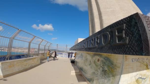 Utsiktstorn på Kristusstatyn Cristo Rei i Lissabon Almada - Lissabons stad, Portugal - 5 november 2019 — Stockvideo