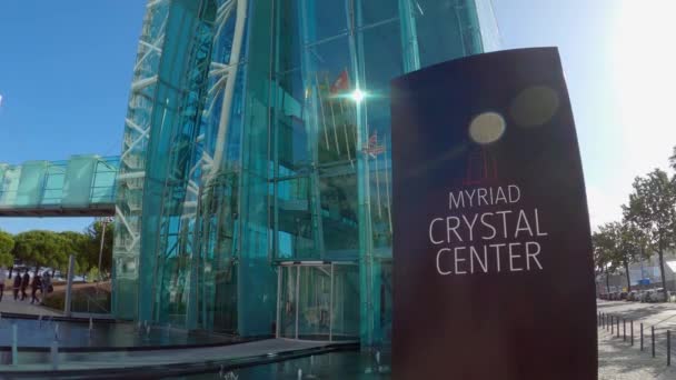 Myriad Crystal Center no parque das Nações em Lisboa - CIDADE DE LISBOA, PORTUGAL - NOVEMBRO 5, 2019 — Vídeo de Stock