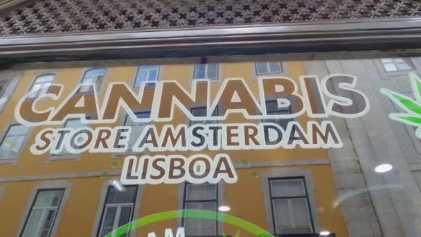 Tienda de cannabis en Lisboa - CIUDAD DE LISBOA, PORTUGAL - 5 DE NOVIEMBRE DE 2019 — Vídeo de stock