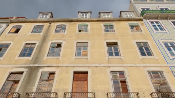 Típicas fachadas de casas en el distrito histórico de Lisboa — Vídeos de Stock
