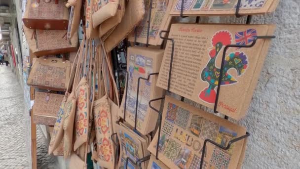 Cartes postales de Lisbonne dans une boutique de souvenirs - VILLE DE LISBONNE, PORTUGAL - 5 NOVEMBRE 2019 — Video