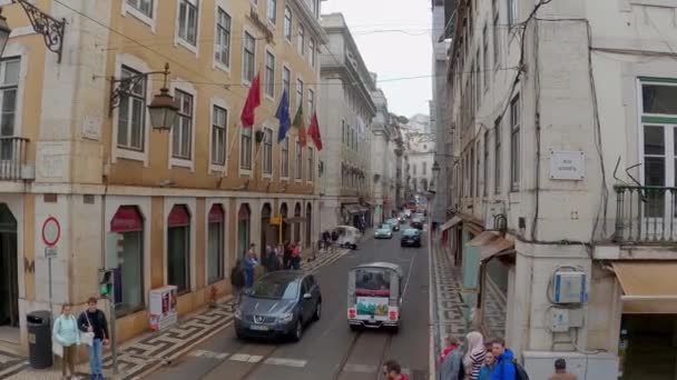 Pohled na ulici v historickém centru Lisabonu - Město Lisabon, Portugalsko - 5. listopadu 2019 — Stock video