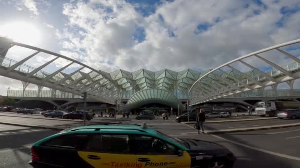 Famosa estación de tren de Oriente en Lisboa - CIUDAD DE LISBOA, PORTUGAL - 5 DE NOVIEMBRE DE 2019 — Vídeos de Stock