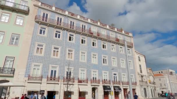 Typowe fasady domów w zabytkowej dzielnicy Lizbony - Lizbony. Portugalia - 8 listopada 2019 — Wideo stockowe