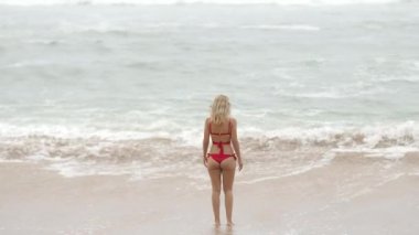 Kameraya poz veren seksi kız. Yaz tatilinde sahilde mutlu kız. 