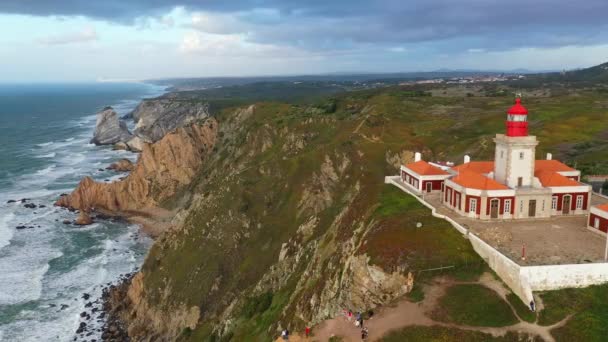 从上面俯瞰有灯塔的卡波达罗卡是葡萄牙著名的地标 — 图库视频影像