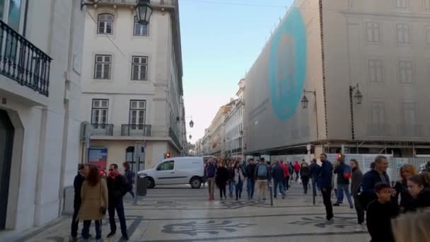 Dag Opname Van Mensen Die Door Straten Van Lissabon Lopen — Stockvideo