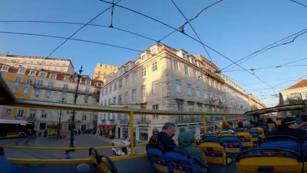 Typische sicht im historischen viertel von lisbon - stadt lisbon, portugal - november 5, 2019 — Stockvideo