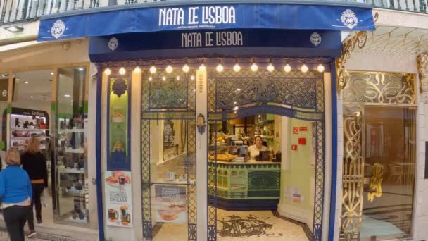Beroemde bakkerij in Lissabon genaamd Nata de Lisboa - Stad Lissabon, Portugal - 5 november 2019 — Stockvideo