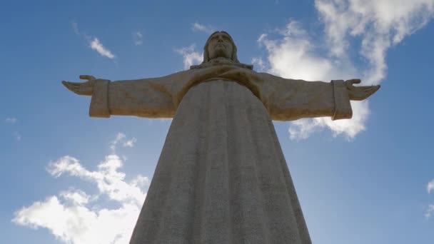 Nahaufnahme Der Christusstatue Auf Dem Hügel Der Almada Von Lissabon — Stockvideo