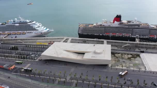 Puerto de Cruceros de Lisboa en Tabaco Quay desde arriba - CIUDAD DE LISBOA, PORTUGAL - 5 DE NOVIEMBRE DE 2019 — Vídeos de Stock