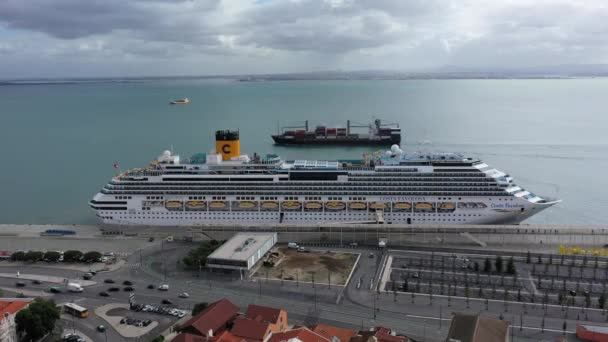 Porto de Cruzeiro de Lisboa no Tabaco Quay de cima - CIDADE DE LISBOA, PORTUGAL - NOVEMBRO 5, 2019 — Vídeo de Stock