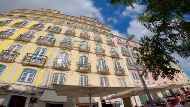 Typowe fasady domów w zabytkowej dzielnicy Lizbony - Lizbony. Portugalia - 8 listopada 2019 — Wideo stockowe
