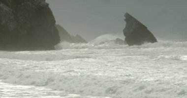 Portekiz 'deki Adraga Sahili' nde vahşi Atlantik Okyanusu kıyısı