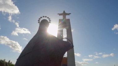 Lizbon tepesindeki Cristo Rei adlı İsa heykeli üzerine panoramik hava manzarası  