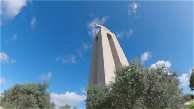 Lizbon tepesindeki Cristo Rei adlı İsa heykeli üzerine panoramik hava manzarası 